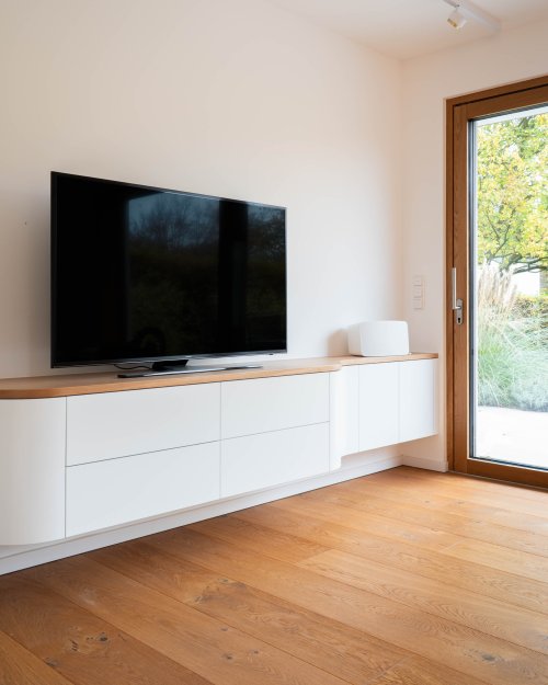 Tischlerei Steink mper Wandh ngendes TV Sideboard Mit Abgestufter tischlerei-steink-mper-wandh-ngendes-tv-sideboard-mit-abgestufter
